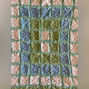 EUC Vintage Small Granny Squares Afghan Baby Blanket Throw Blue White Sage Green